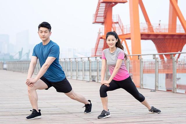 拉伸放松完全手册：运动后必做的8个拉伸动作，加速恢复